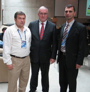 novi clan MOK Patrik Mekvejd u sredini sa gen sek BSS Rokvicem levo i predsednikom BSS Dostanicem